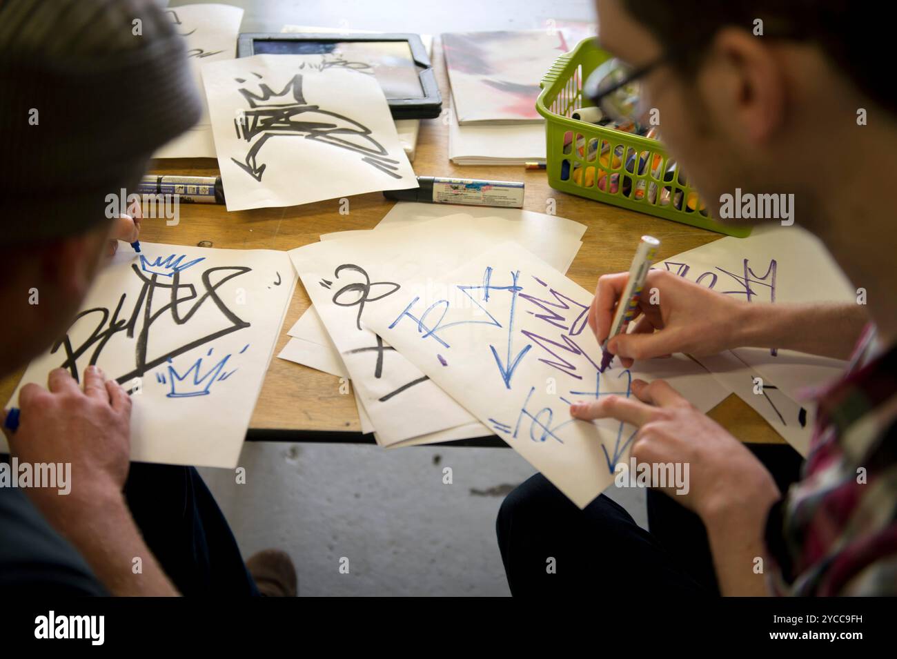 Der Künstler Rob Wheeler skizziert Entwürfe während eines Graffiti-Kurses in Großbritannien. Stockfoto