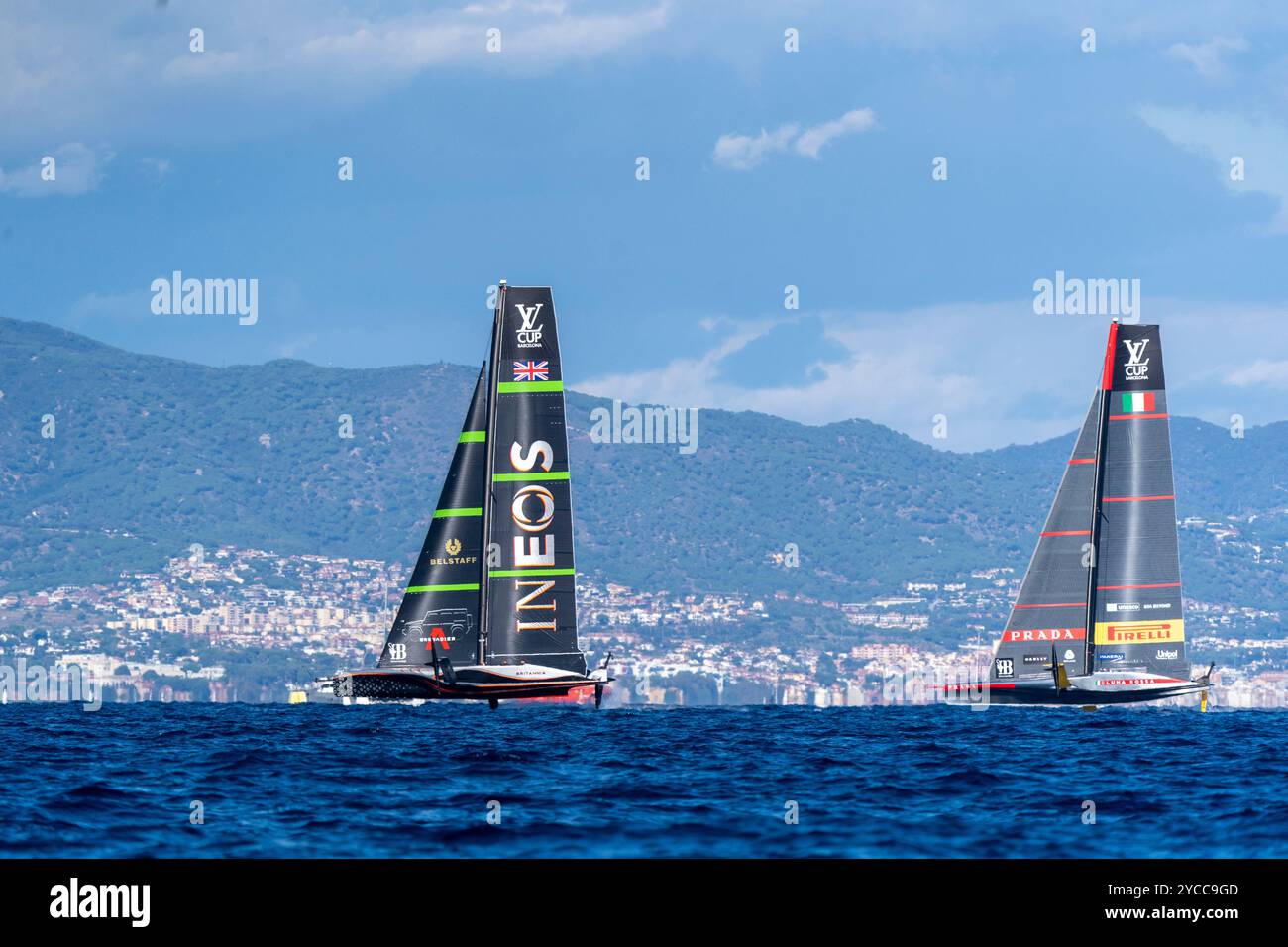 PPL FOTOAGENTUR - COPYRIGHT VORBEHALTEN 2024 America's Cup - Barcelona, Spanien Rennen 3 & 4 Louis Vuitton Cup Challenger Finals: Die britische AC75 Yacht IN Stockfoto