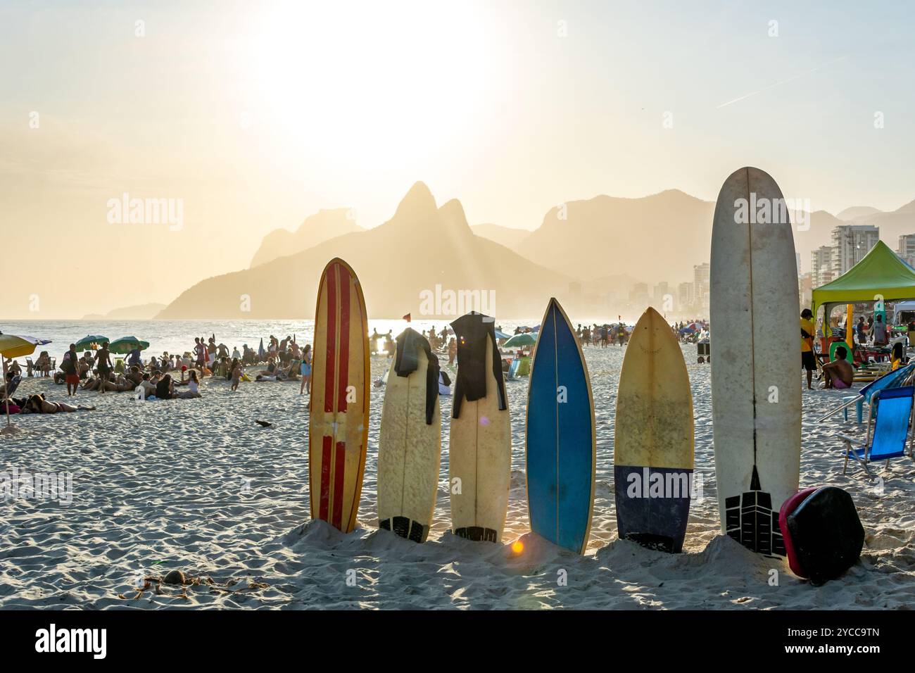 Surfbretter am Ipanema Beach in Rio de Janeiro in Brasilien bei Sonnenuntergang Stockfoto