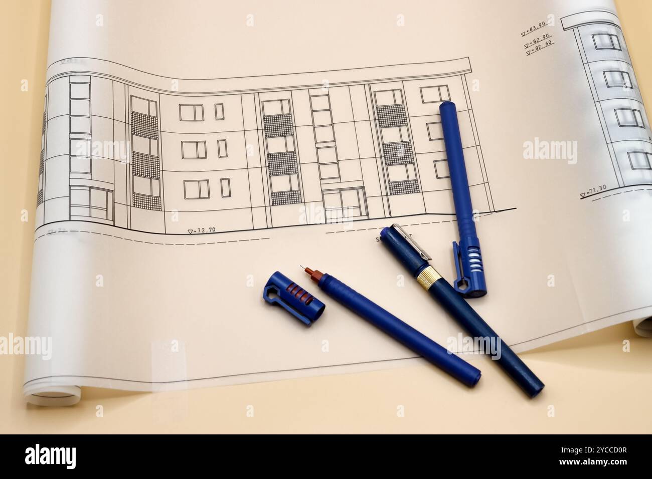 Handgezeichnete Fassade eines Wohnhauses. Planen Sie ein Appartementgebäude. Die Schularbeit wurde vom Schüler gezeichnet. Eine alte technische Zeichnung. Stockfoto