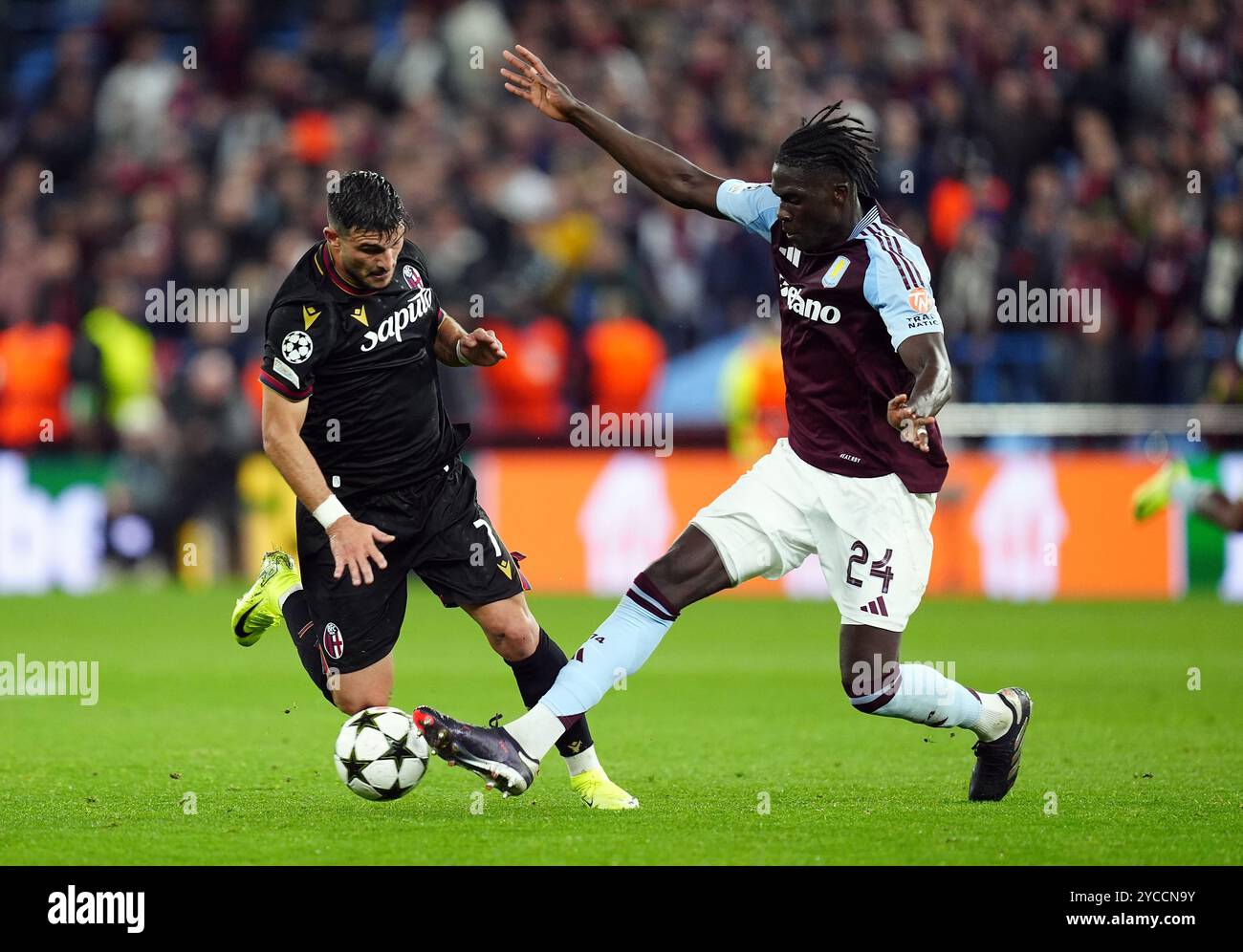 Amadou Onana von Aston Villa und Riccardo Orsolini von Bologna (links) kämpfen um den Ball während des Gruppenspiels der UEFA Champions League im Villa Park, Birmingham. Bilddatum: Dienstag, 22. Oktober 2024. Stockfoto