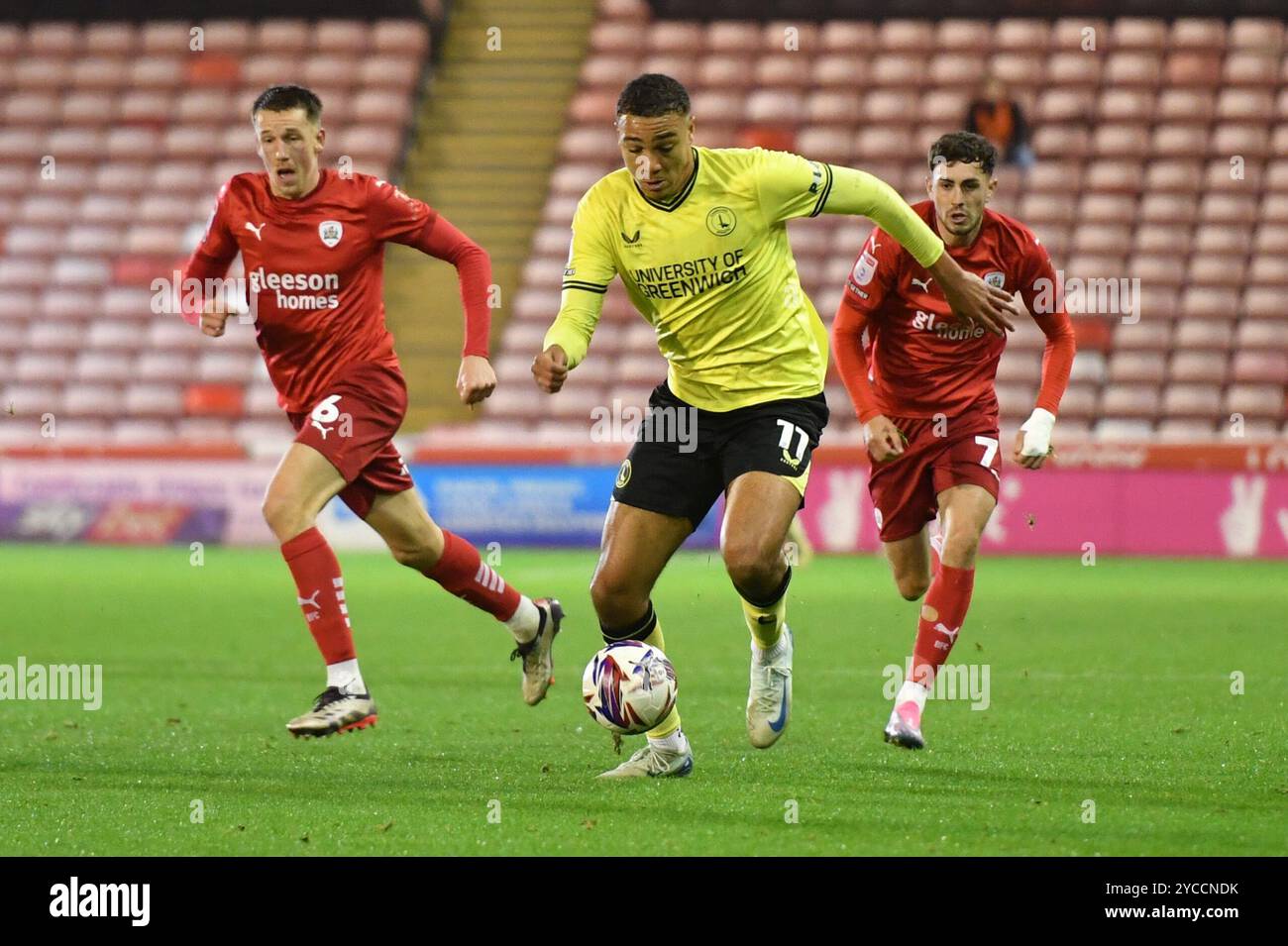 Barnsley, England. Oktober 2024. Miles Leaburn läuft vor Maël de Gevigney und Corey O'Keeffe während des Sky Bet EFL League One Spiels zwischen Barnsley FC und Charlton Athletic im Oakwell Stadium ab. Kyle Andrews/Alamy Live News Stockfoto