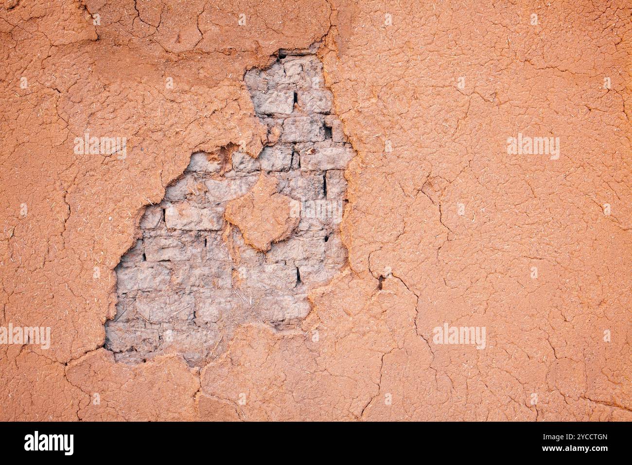 Detail einer rissigen lehmwand in Taos, New Mexico, USA. Stockfoto