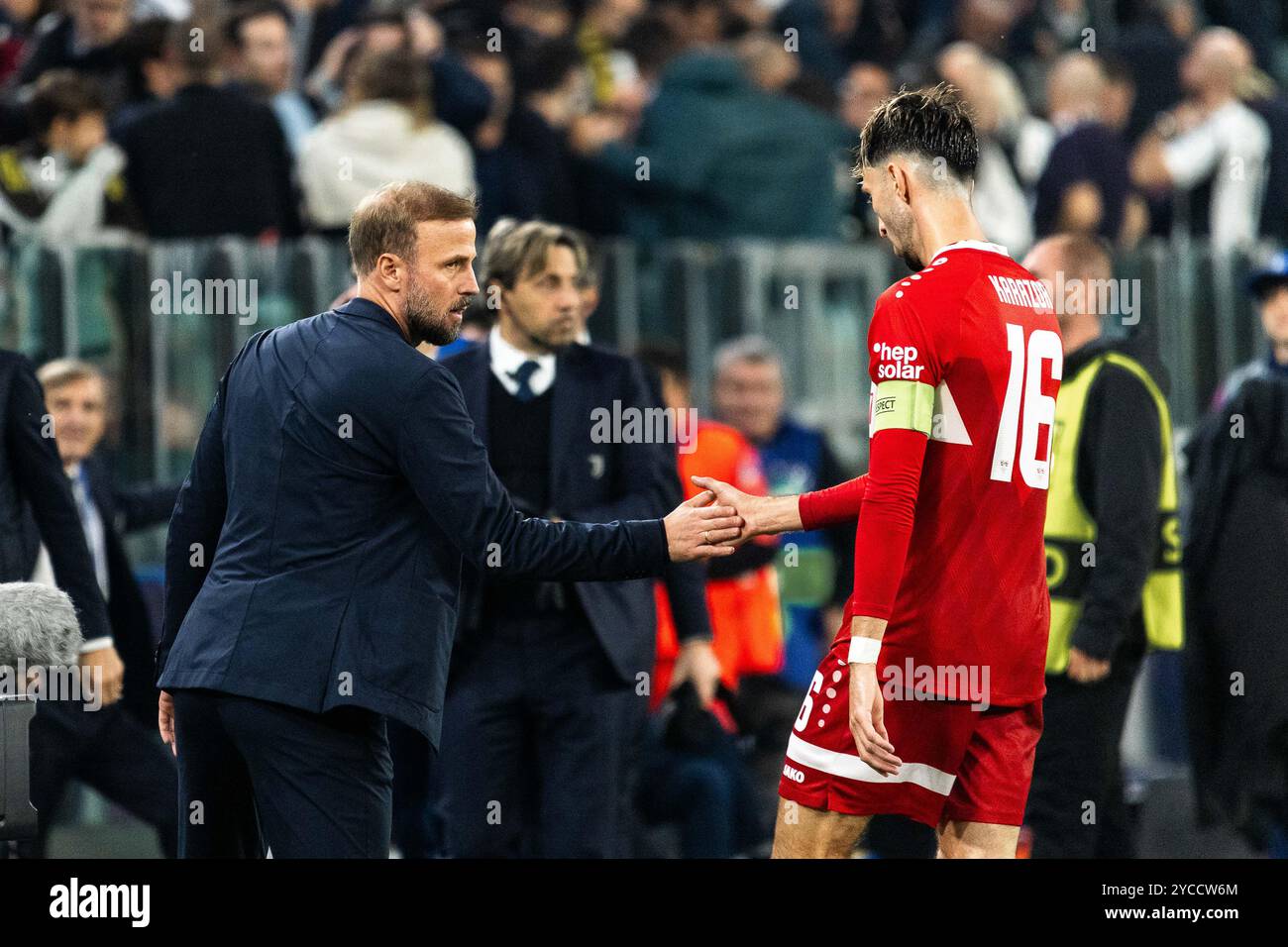 Sebastian HOENESS (VfB Stuttgart, Trainer) klatscht seine Spieler zur Pause ab, positive Emotionen UCL, Juventus Turin (JUV) vs. VfB Stuttgart (VFB), Fussball, Maenner, Herren, UEFA Champions League, 3. Spieltag, Saison 2024/2025, 22.10.2024 Foto: Eibner-Pressefoto/Oliver Schmidt Stockfoto