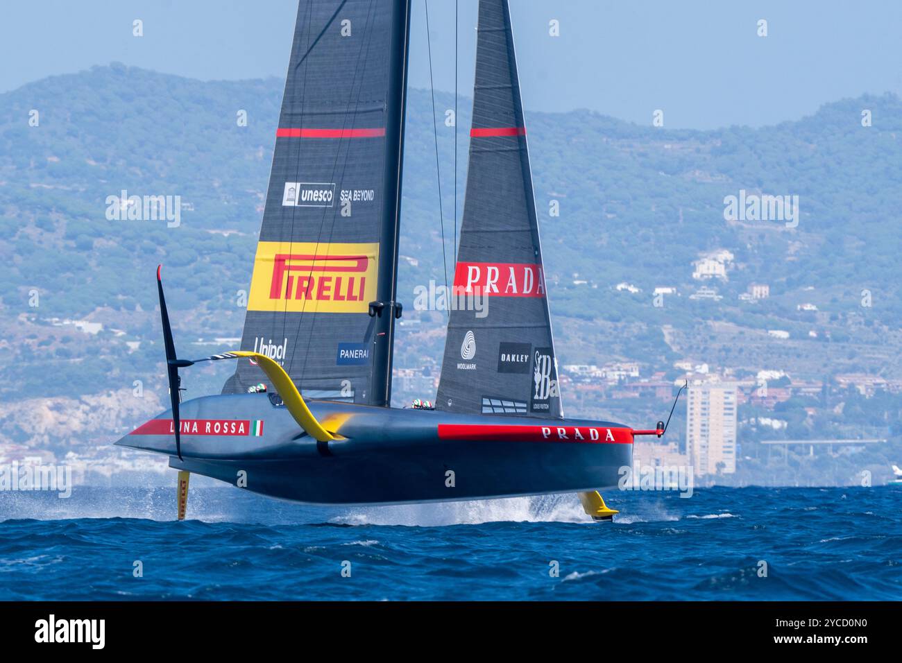 PPL FOTOAGENTUR - COPYRIGHT VORBEHALTEN 2024 America's Cup - Barcelona, Spanien Rennen 5 & 6 Louis Vuitton Cup Challenger Finals: Die italienische AC75 Yacht LU Stockfoto