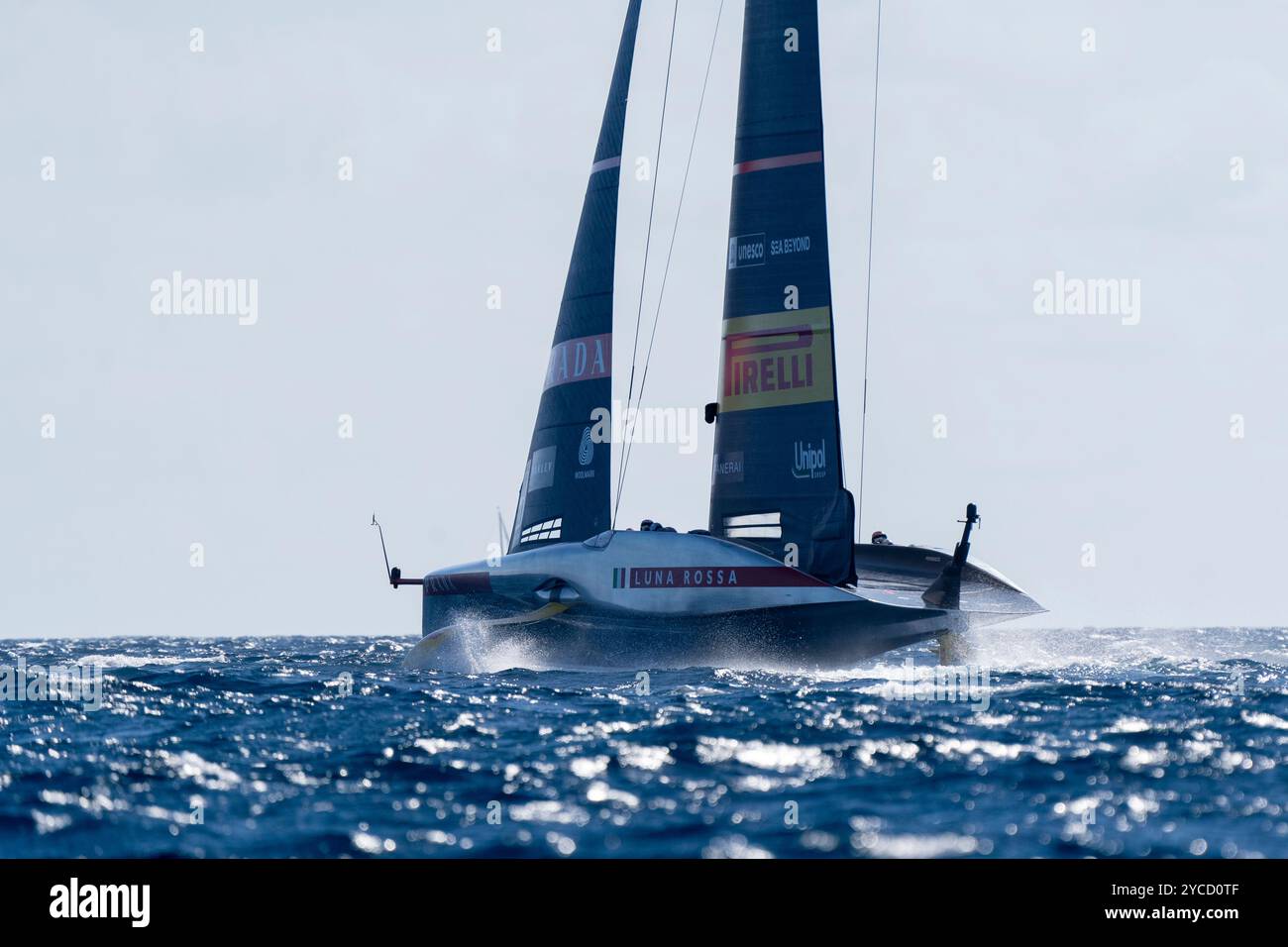 PPL FOTOAGENTUR - COPYRIGHT VORBEHALTEN 2024 America's Cup - Barcelona, Spanien Rennen 5 & 6 Louis Vuitton Cup Challenger Finals: Die italienische AC75 Yacht LU Stockfoto