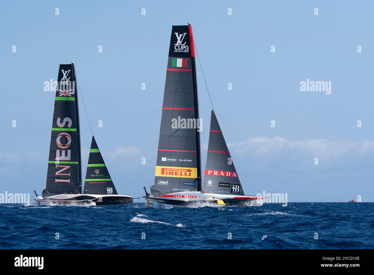 PPL FOTOAGENTUR - COPYRIGHT VORBEHALTEN 2024 America's Cup - Barcelona, Spanien Rennen 5 & 6 Louis Vuitton Cup Challenger Finals: Die britische AC75 Yacht IN Stockfoto