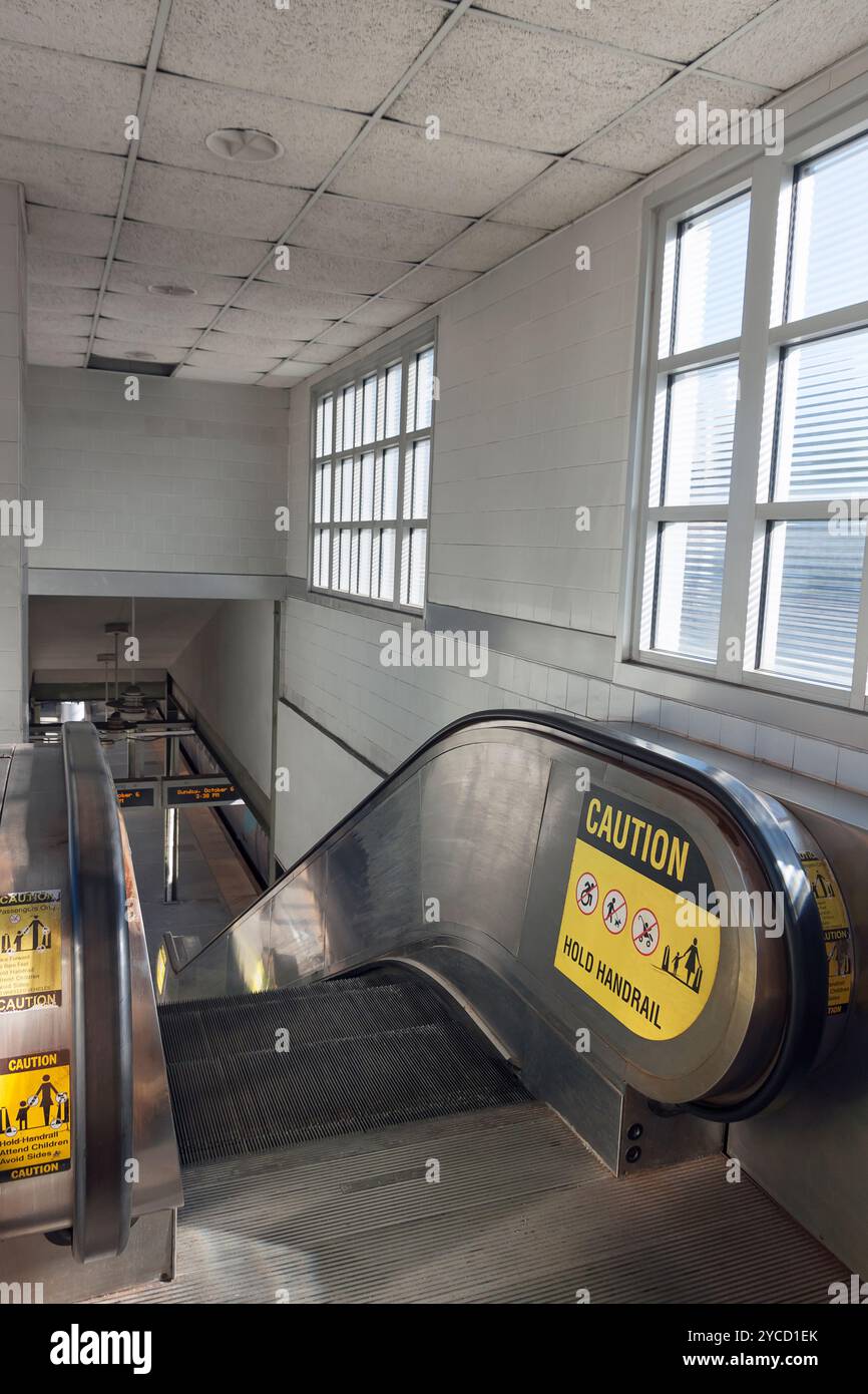 Achtung am Handlauf der Rolltreppe. Stockfoto