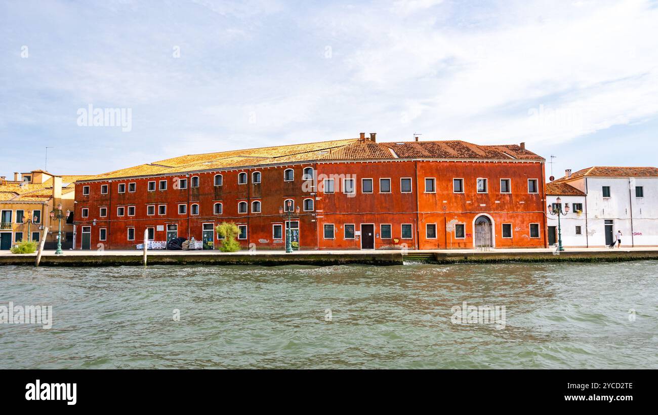 Venedig, Venetien, Italien, Landschaft von Giudecca mit roter Architektur, nur Editorial. Stockfoto