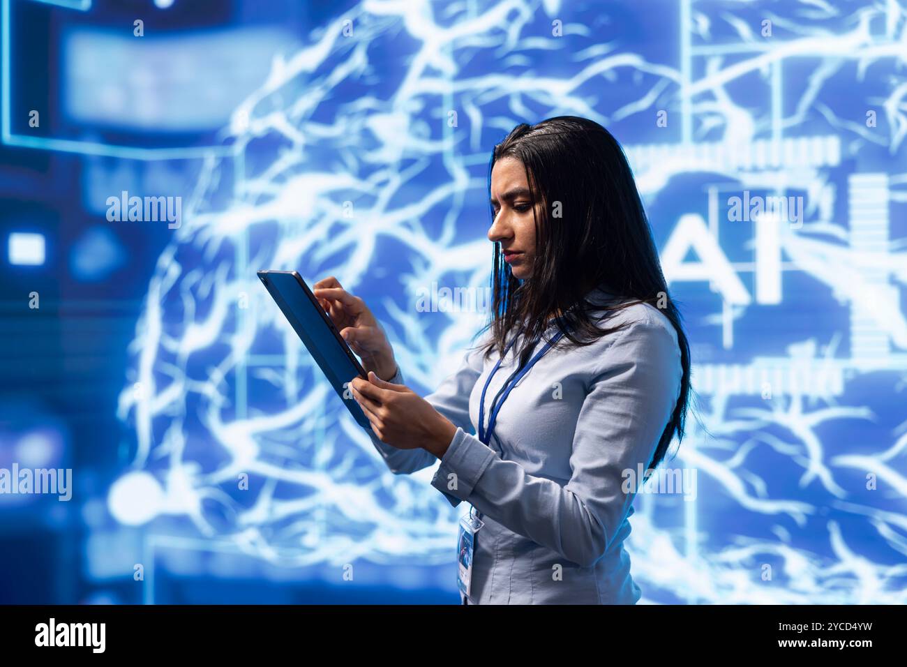 Computerwissenschaftler mit künstlicher Intelligenz, der Denkprozesse des menschlichen Gehirns simuliert. Indischer Mitarbeiter, der an Tablets arbeitet und KI-Algorithmen für maschinelles Lernen entwickelt Stockfoto
