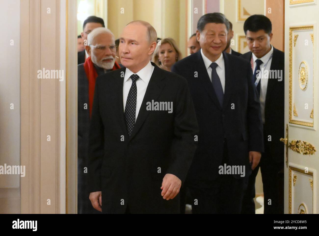 Kasan, Russland. Oktober 2024. Der russische Präsident Wladimir Putin, links, gefolgt von dem chinesischen Präsidenten Xi Jinping, rechts, kommen zum Galadinner zur Eröffnung des 16. BRICS-Gipfels im Kasaner Kreml am 22. Oktober 2024 in Kasan, Tatarstan, Russland. Quelle: Aleksey Nikolskyi/Brics-Russia2024.Ru/Alamy Live News Stockfoto