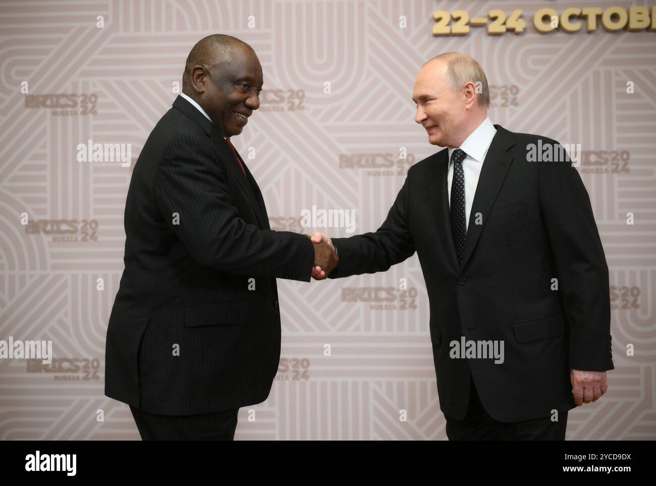 Kasan, Russland. Oktober 2024. Der russische Präsident Wladimir Putin, rechts, begrüßt den südafrikanischen Präsidenten Cyril Ramaphosa zum Galadinner zur Eröffnung des 16. BRICS-Gipfels im Kasaner Kreml am 22. Oktober 2024 in Kasan, Tatarstan, Russland. Kasan, Russland. 22. Oktober 2024. Quelle: Sergey Bobylev/Brics-Russia2024.Ru/Alamy Live News Stockfoto