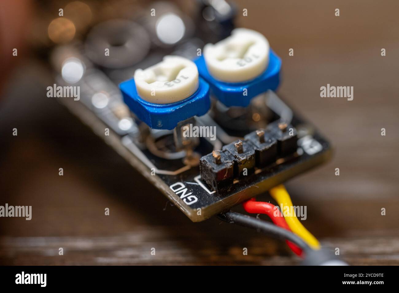 Elektrische Chips und Kabel Stockfoto