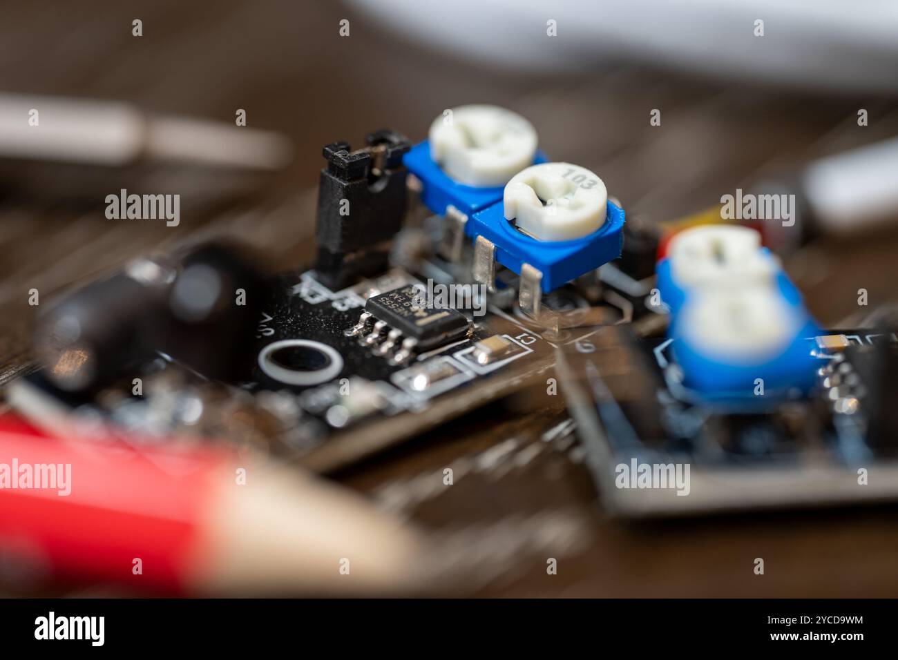 Elektrische Chips und Kabel Stockfoto