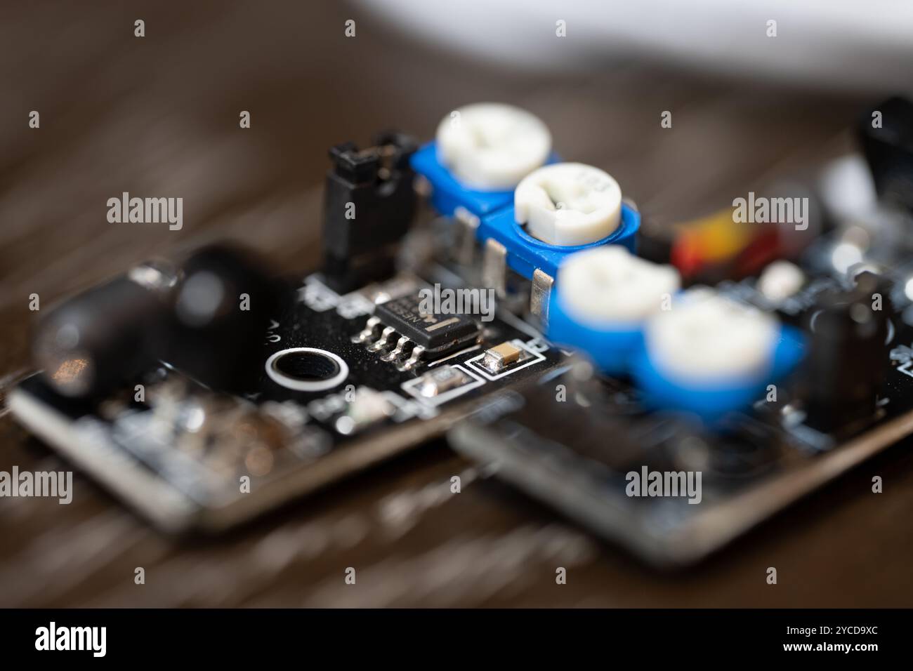 Elektrische Chips und Kabel Stockfoto