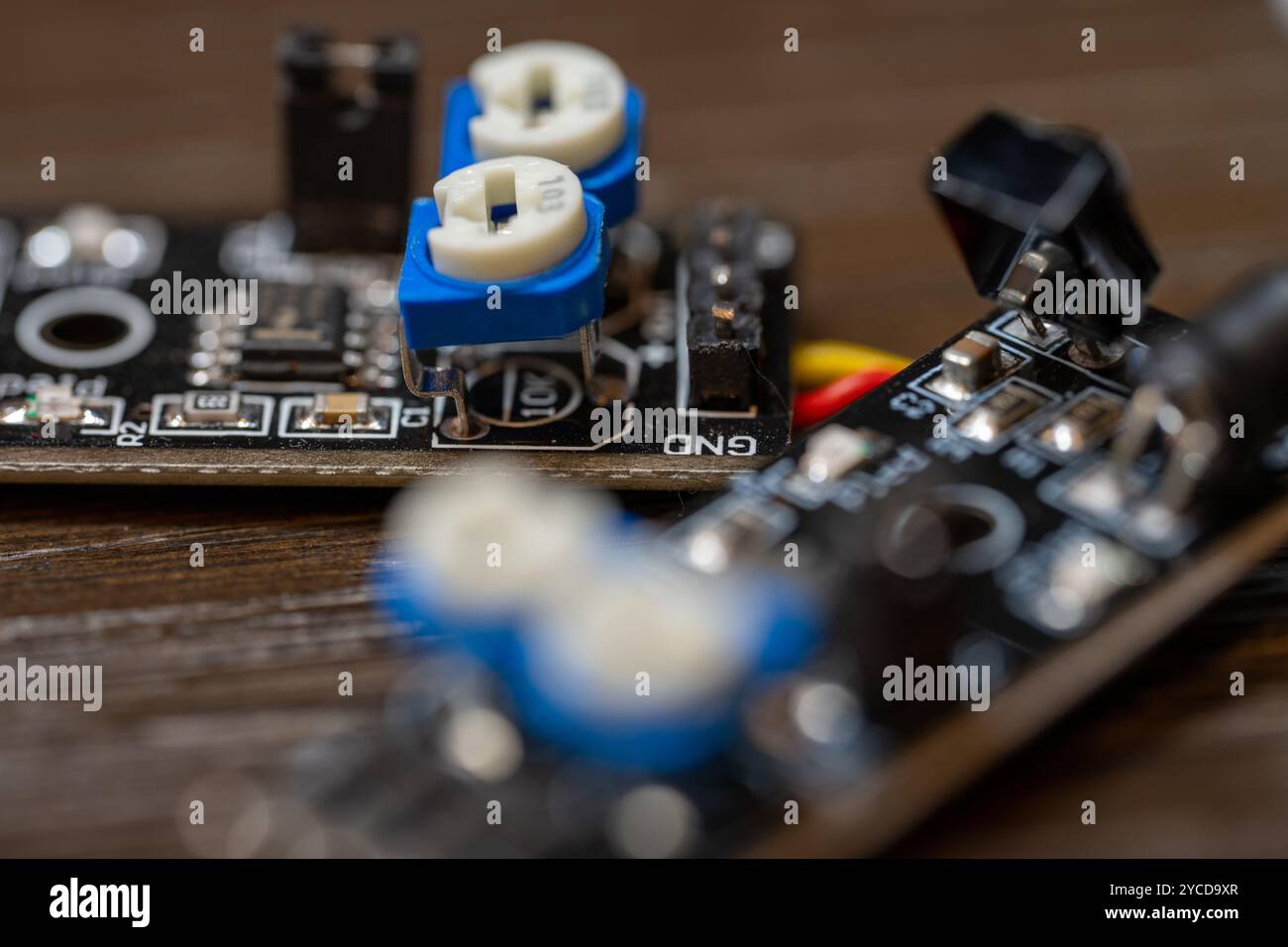Elektrische Chips und Kabel Stockfoto