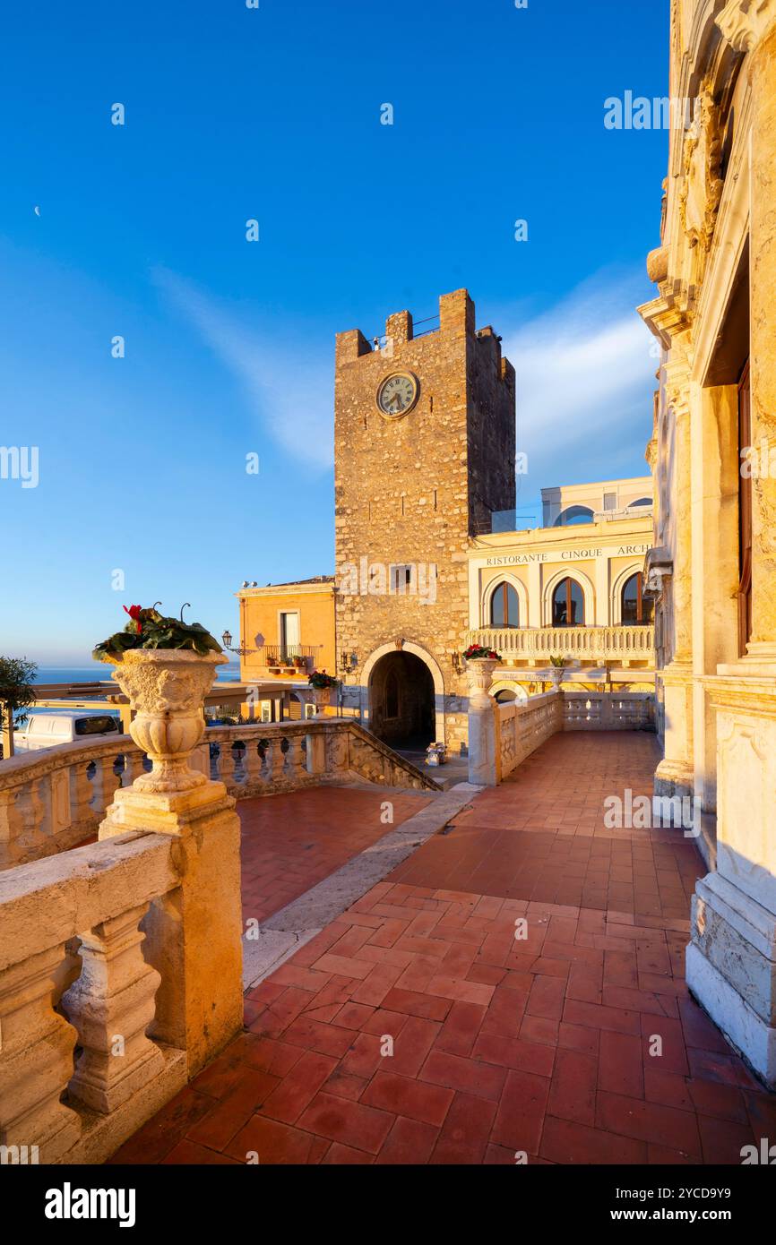 Uhrenturm und Mitteltor, Taormina, Messina, Sizilien, Italien Stockfoto