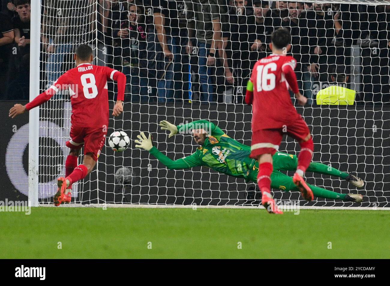 Allianz Stadium, Turin, Italien. Oktober 2024. UEFA Champions League Fußball; Juventus gegen Stuttgart; Mattia Perin von Juventus FC spart einen Elfmeterschießen gegen Enzo Millot vom VfB Stuttgart Credit: Action Plus Sports/Alamy Live News Stockfoto