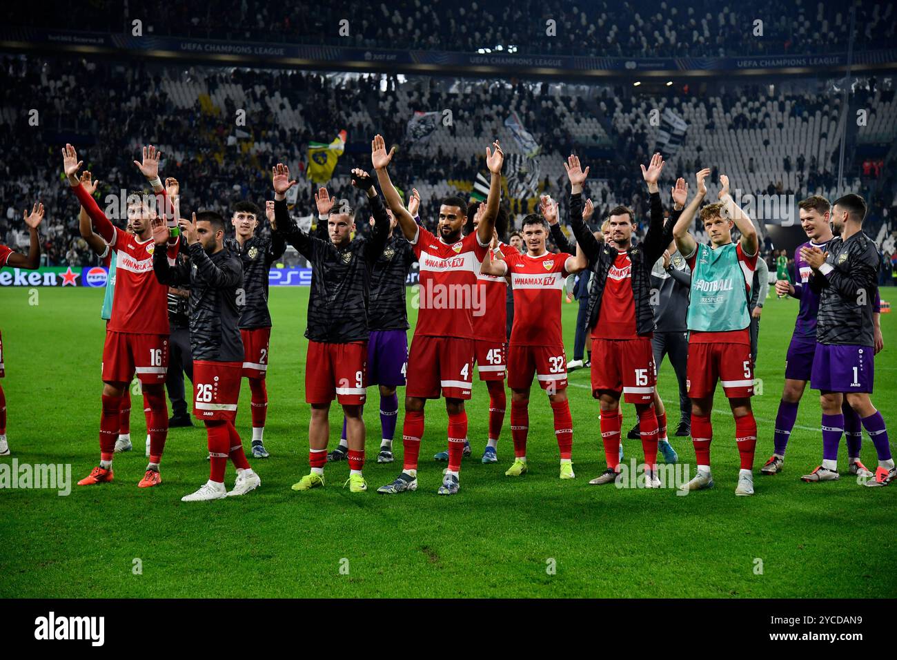 Allianz Stadium, Turin, Italien. Oktober 2024. UEFA Champions League Fußball; Juventus gegen Stuttgart; El Bilal Touré vom VfB Stuttgart und sein Team feiern den Sieg 0-1 gegen Juventus FC Credit: Action Plus Sports/Alamy Live News Stockfoto