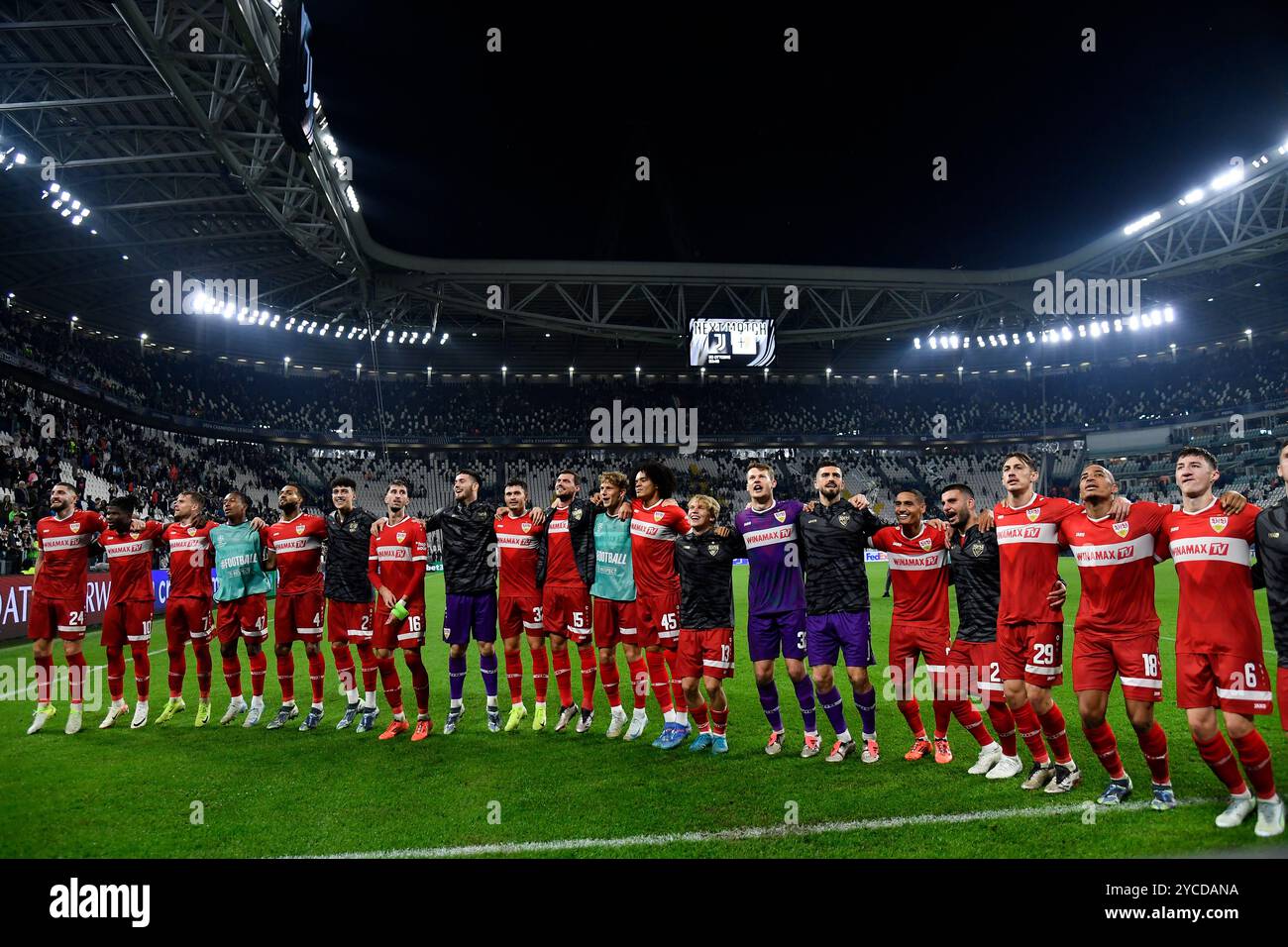 Allianz Stadium, Turin, Italien. Oktober 2024. UEFA Champions League Fußball; Juventus gegen Stuttgart; El Bilal Touré vom VfB Stuttgart und sein Team feiern den Sieg 0-1 gegen Juventus FC Credit: Action Plus Sports/Alamy Live News Stockfoto