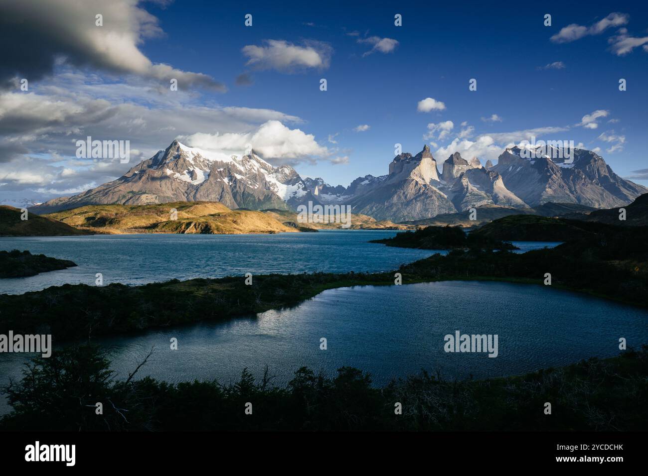 Atemberaubende Aussicht auf Torres del Paine in Patagonien, Chile. Majestätische Gipfel spiegeln sich über ruhigen Seen und fangen die unberührte Schönheit des Nationalparks ein. Stockfoto