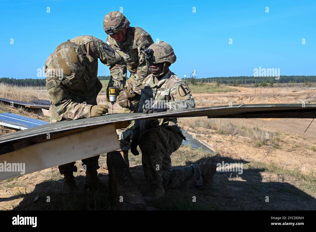 US-Soldaten, die dem 2. Bataillon, 8. Kavallerieregiment, 1. Panzerbrigade Combat Team zugewiesen sind, füllen Sandsäcke im Trainingsgebiet Pabrade, Litauen, 19. September 2024. TSAE entsendet routinemäßig Teams zur Unterstützung von Expeditionstrainings in ganz Europa und Afrika, um die Trainingsanforderungen der US- und NATO-Streitkräfte zu erfüllen. (Foto der US-Armee von Sgt. Cody Nelson) Stockfoto