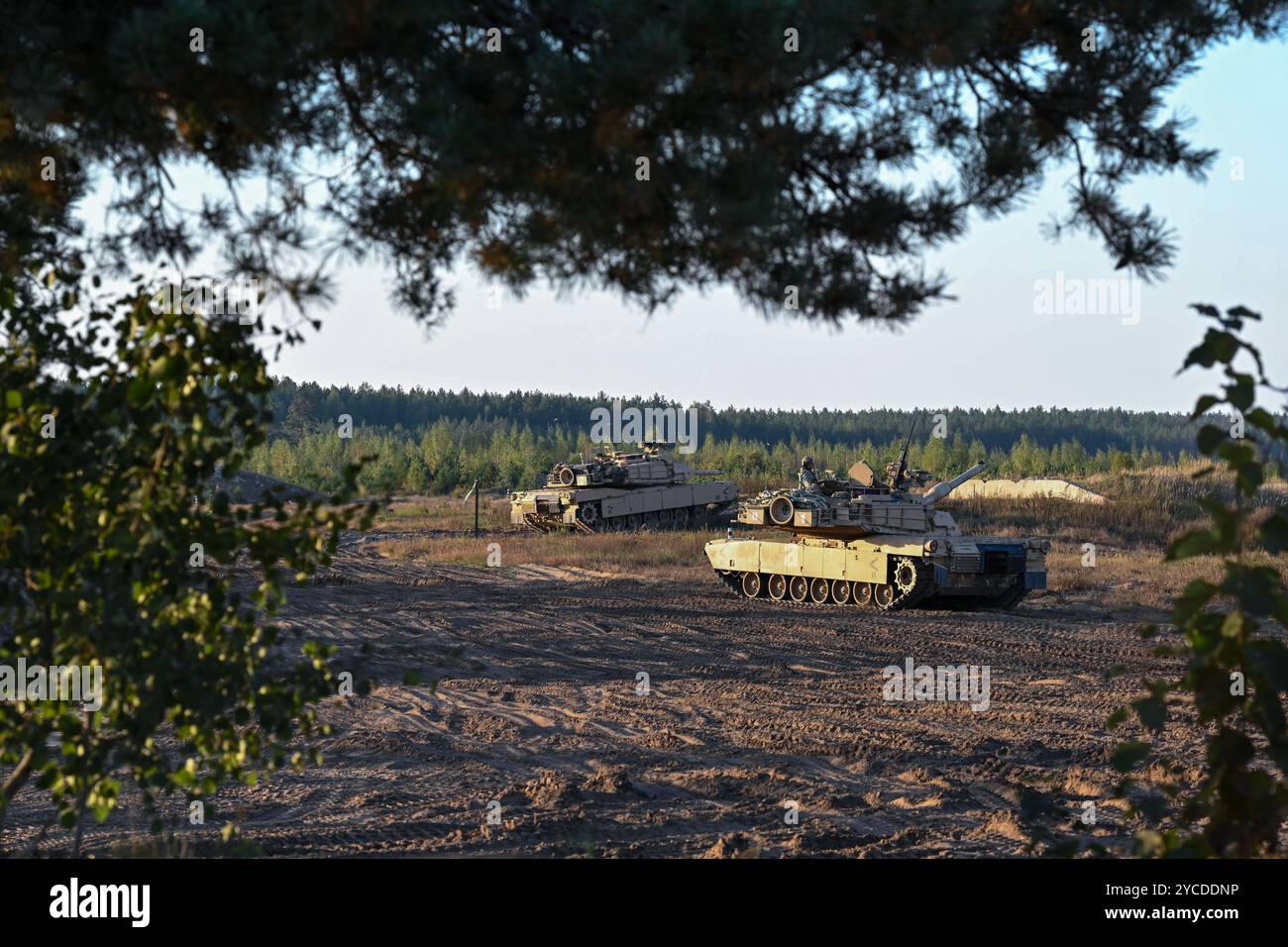 US-Soldaten, die dem 2. Bataillon, 8. Kavallerie-Regiment, 1. Panzerbrigade Combat Team, Feuer M1A2 Abrams während eines Qualifikationsbereiches auf dem Trainingsgebiet Pabrade, Litauen, 19. September 2024 zugewiesen wurden. TSAE entsendet routinemäßig Teams zur Unterstützung von Expeditionstrainings in ganz Europa und Afrika, um die Trainingsanforderungen der US- und NATO-Streitkräfte zu erfüllen. (Foto der US-Armee von Sgt. Cody Nelson) Stockfoto