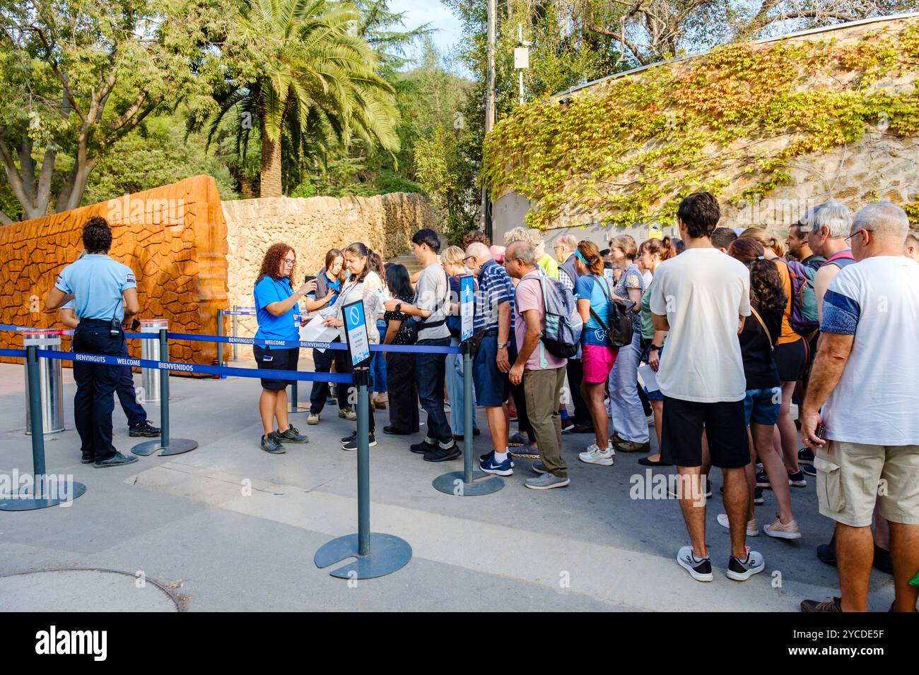 Übertourismus, Massentourismus, Massen von Touristen, die am Eingang der Enrada Carmel anstehen, um den belebten Parc Güell, Barcelona, Spanien, Europa zu besuchen Stockfoto