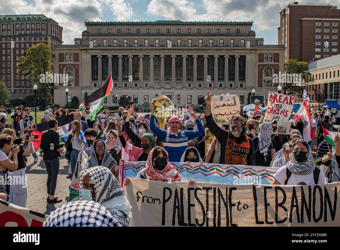 Manhattan, Usa. Oktober 2024. Pro-palästinensische Studenten der Columbia University marschieren während der Kundgebung auf den Campus. Hunderte pro-palästinensischer Demonstranten versammelten sich, um durch die Straßen von Manhattan zu marschieren, um gegen die militärischen Aktionen zu protestieren, die der Staat Israel derzeit in der Region durchführt, von denen Palästinenser sowohl im Gazastreifen als auch im Westjordanland sowie im Libanon betroffen sind. (Foto: Roy de La Cruz/SOPA Images/SIPA USA) Credit: SIPA USA/Alamy Live News Stockfoto