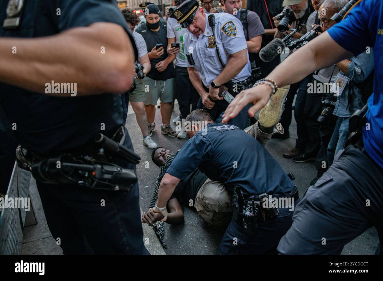 Manhattan, Usa. Oktober 2024. Ein pro-palästinensischer Demonstrant wird von NYPD-Beamten während einer Massendemonstration verhaftet. Hunderte pro-palästinensischer Demonstranten versammelten sich, um durch die Straßen von Manhattan zu marschieren, um gegen die militärischen Aktionen zu protestieren, die der Staat Israel derzeit in der Region durchführt, von denen Palästinenser sowohl im Gazastreifen als auch im Westjordanland sowie im Libanon betroffen sind. (Foto: Roy de La Cruz/SOPA Images/SIPA USA) Credit: SIPA USA/Alamy Live News Stockfoto