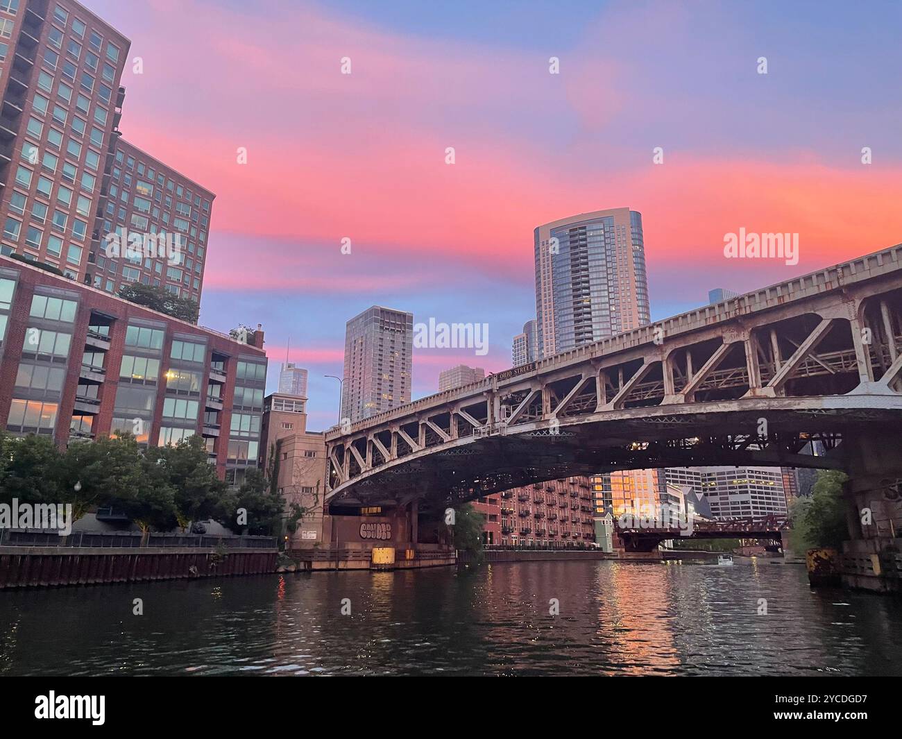 Historische Stahl trifft auf modernes Glas, während Chicagos ikonische Brücke den Fluss überspannt, während der Sonnenuntergang den Himmel in Sherbet-Tönen über glitzernden Wolkenkratzern überzieht. - Smartphone-aufgenommenes Stockfoto