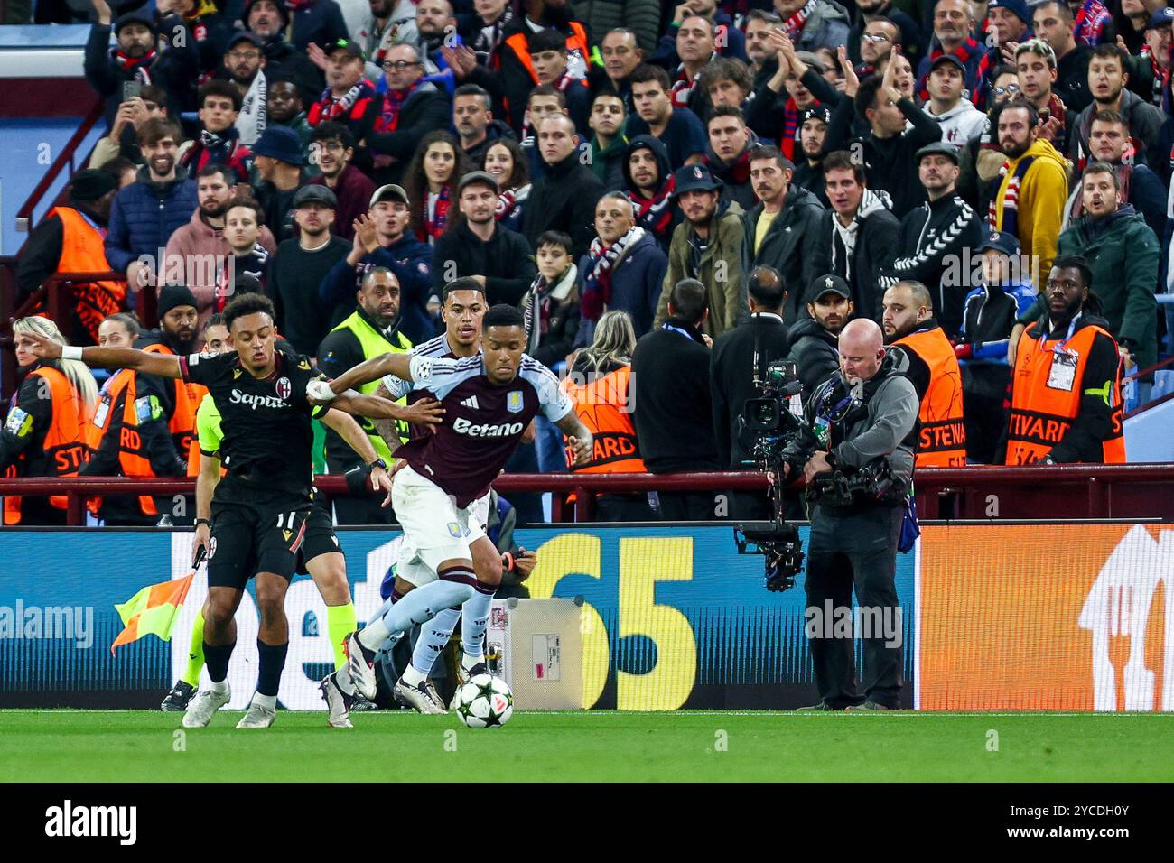 #4, Ezri Konsa von Aston Villa versucht, #11, Dan Ndoye aus Bologna zu entkommen, während der UEFA Champions League, League Stage Spiel zwischen Aston Villa und Bologna FC 1909 am Dienstag, den 22. Oktober 2024, im Villa Park, Birmingham. (Foto: Stuart Leggett | MI News) Credit: MI News & Sport /Alamy Live News Stockfoto