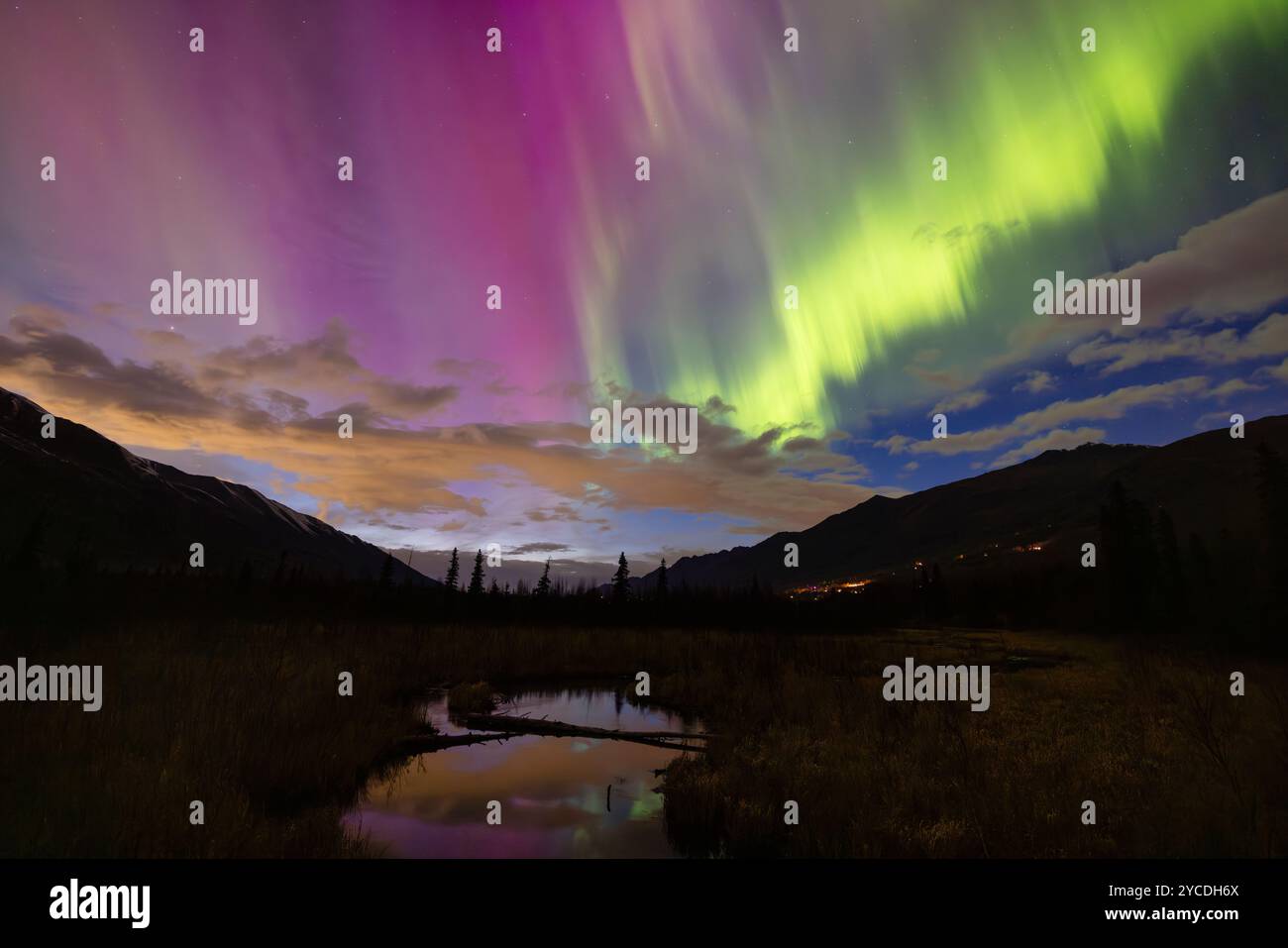 Aurora Borealis während der zivilen Dämmerung in SüdzentralAlaska. Stockfoto