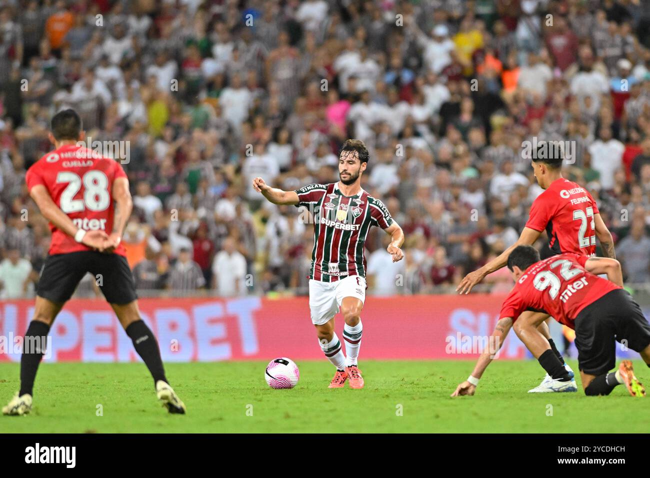 Rio De Janeiro, Brasilien. Oktober 2024. Estádio Maracanã RIO DE JANEIRO, BRASILIEN - 22. OKTOBER: Matheus Martinelli aus Fluminense (C) kontrolliert den Ball während der Campeonato Brasileiro Serie, Einem Spiel zwischen Fluminense und Athlético Paranaense in Estádio Maracanã am 22. Oktober 2024 in Rio de Janeiro, Brasilien. (André Ricardo/Sports Press Photo/SPP) Credit: SPP Sport Press Photo. /Alamy Live News Stockfoto