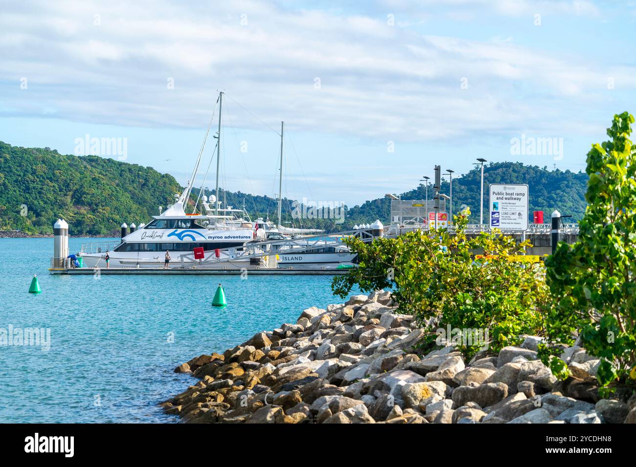 Touristenboote liegen in Clump Point Marina, Mission Beach, North Queensland Stockfoto