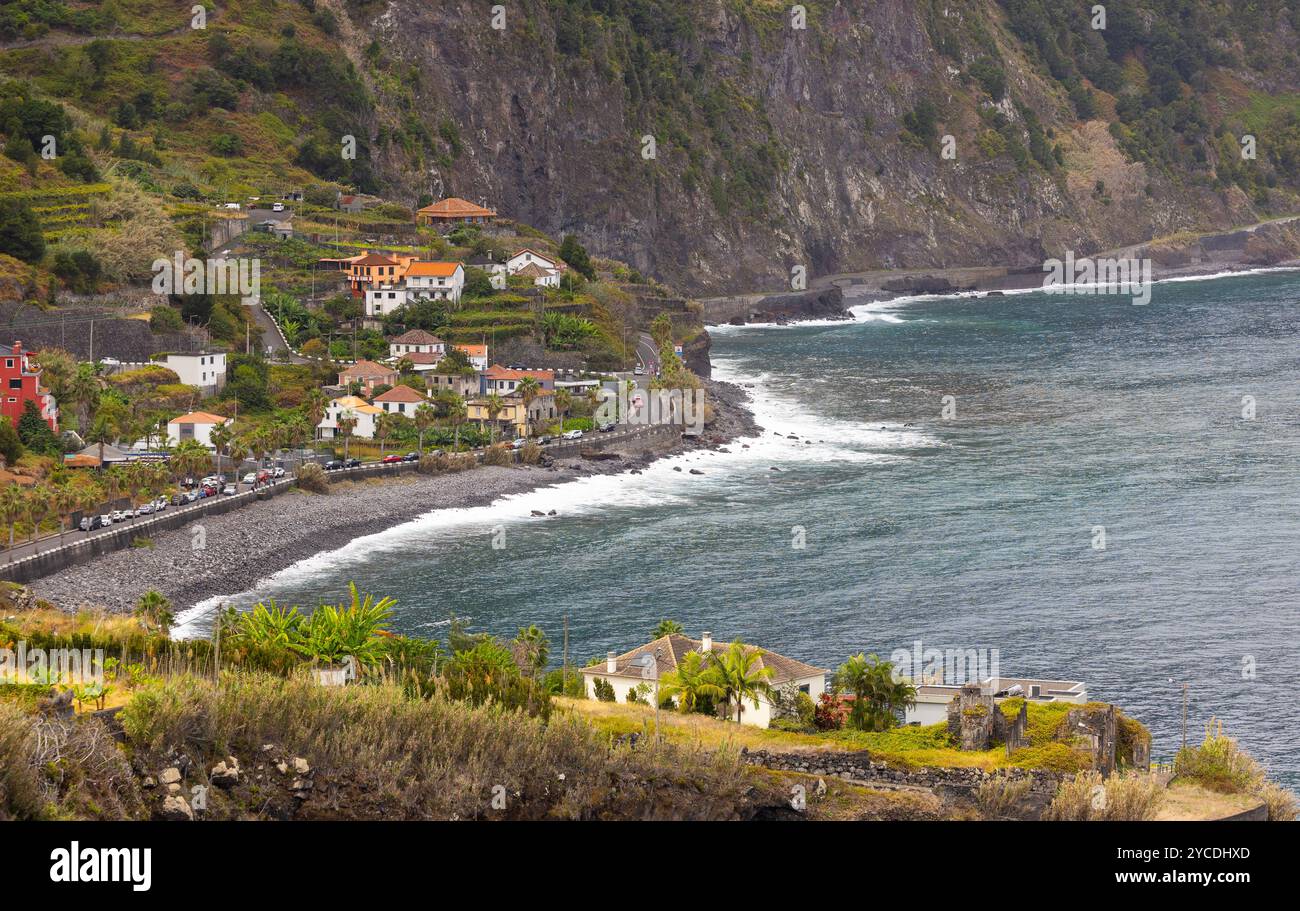 Landschaftsblick Aussichtspunkt Miradouro da Ribeira da Lage in Seixal. Insel Madeira, Portugal Stockfoto