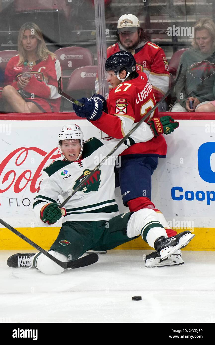 Florida Panthers center Eetu Luostarinen (27) and Minnesota Wild left wing Matt Boldy (12) battle for the puck during the second period of an NHL hockey game, Tuesday, Oct. 22, 2024, in Sunrise, Fla. (AP Photo/Wilfredo Lee) Stockfoto