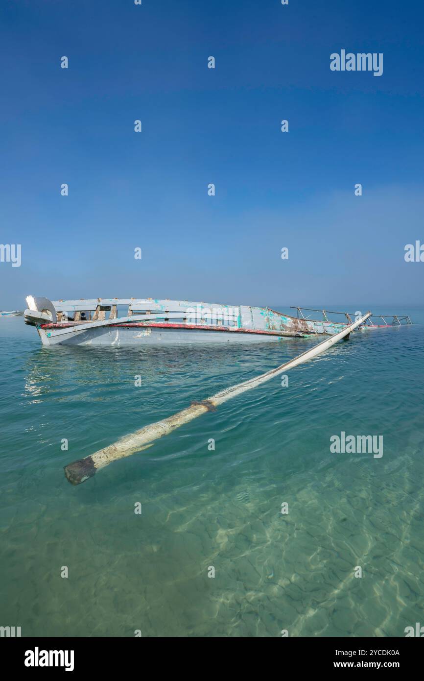 Wrack eines Segelschiffes in klarem Wasser an einem nebeligen Morgen, Moon Point, Fraser Island, Kgari, Hervey Bay, Queensland Australien Stockfoto