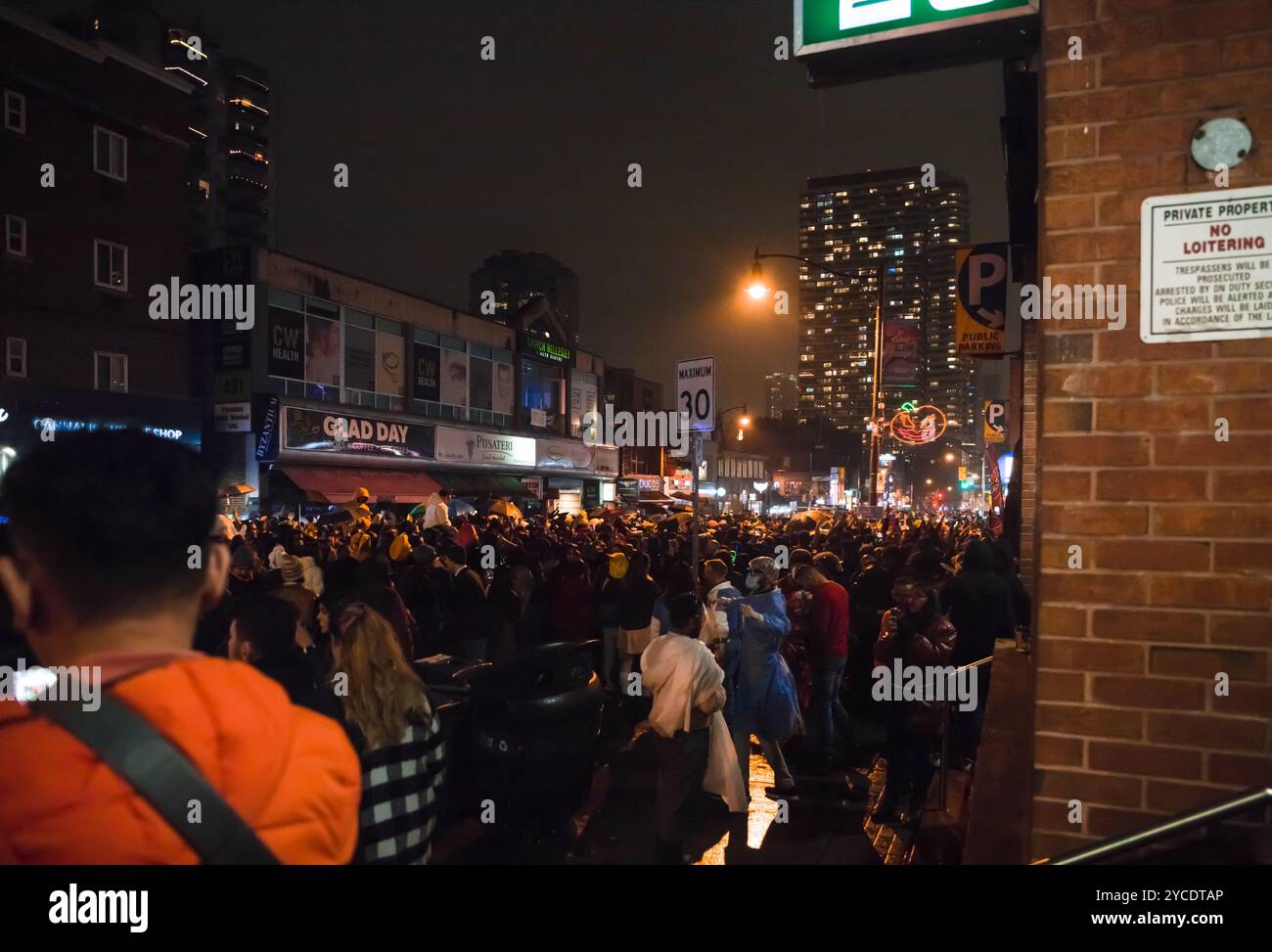 Halloween-Nachtparade auf der Church Street. Eine Menge in gruseligen Kostümen spaziert auf der Straße in Downtown. Toronto, Kanada Stockfoto