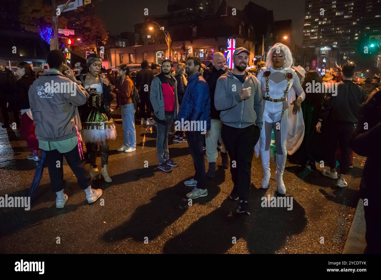 Halloween-Nachtparade auf der Church Street. Eine Menge in gruseligen Kostümen spaziert auf der Straße in Downtown. Toronto, Kanada Stockfoto