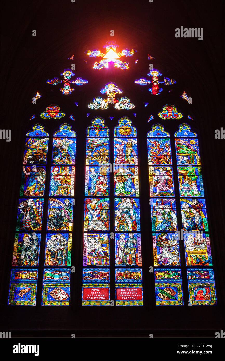 Buntglasfenster, entworfen vom berühmten tschechischen Jugendstilmaler Alfons Mucha in der Kathedrale St. Veit Stockfoto