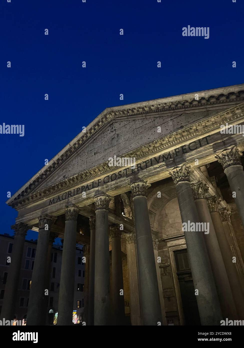 Das Pantheon in Rom, Italien bei Nacht - Smartphone-aufgenommenes Stockfoto