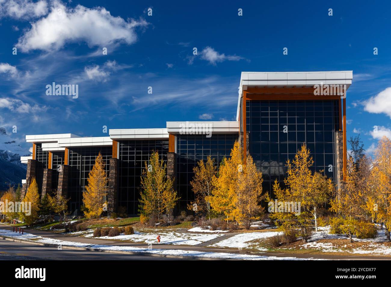 Elevation Place Canmore Recreation Centre Building, Außenfassade, Vorderansicht. Moderne Architektur, Alberta, Kanadische Rockies, Herbst-Skyline Stockfoto