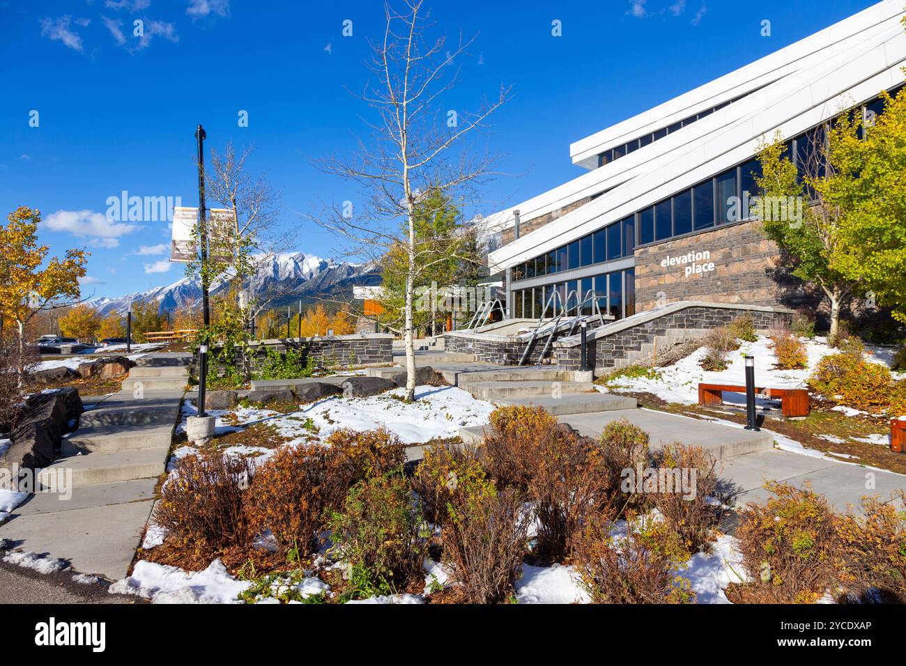 Elevation Place Canmore Recreation Centre Building, Außenfassade, Vorderansicht. Moderne Architektur, Alberta, Kanadische Rockies, Herbst-Skyline Stockfoto