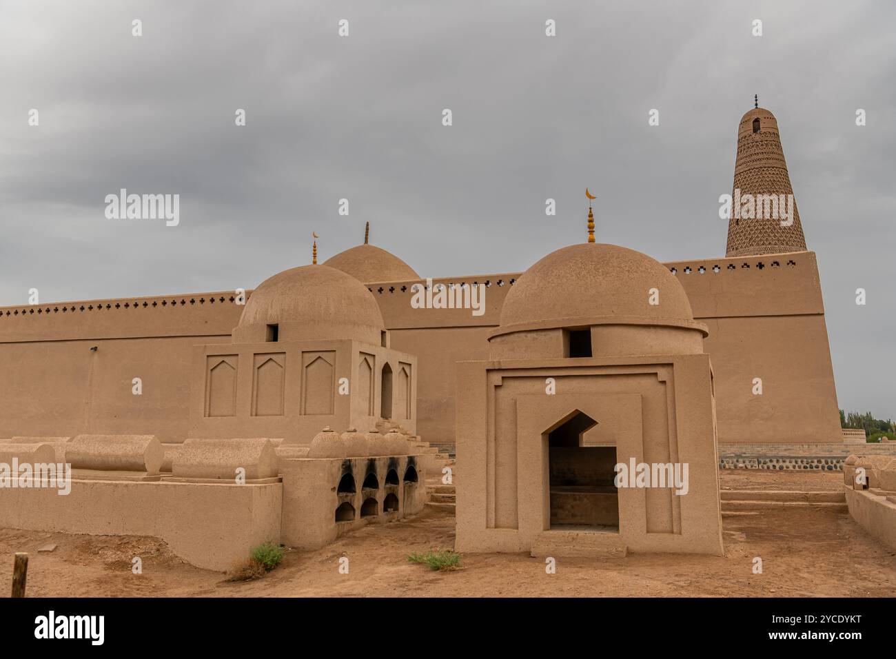 Das Emin-Minarett und die uigurische Moschee, sichtbar hinter den Gräbern in Turpan Stockfoto