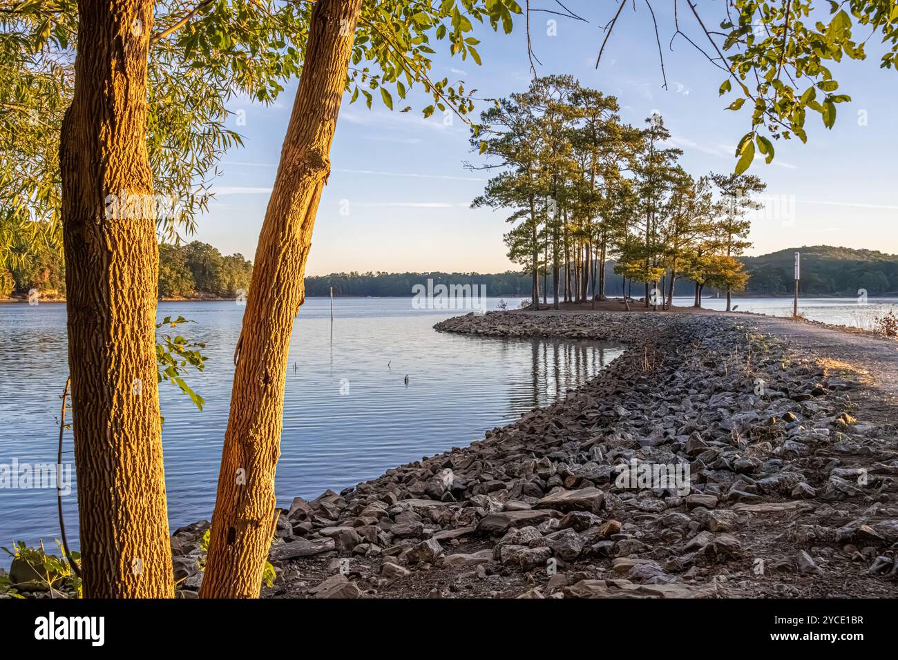 Sonnenaufgang am Lake Allatoona im Red Top Mountain State Park in Cartersville, Georgia. (USA) Stockfoto