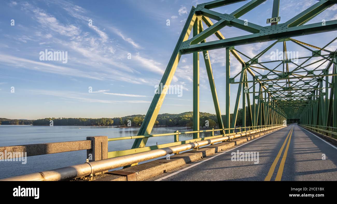 Bethany Bridge, eine grüne, eiserne Fachwerkbrücke über den Lake Allatoona, die Red Top Mountain State Park mit Cartersville, Georgia verbindet. (USA) Stockfoto