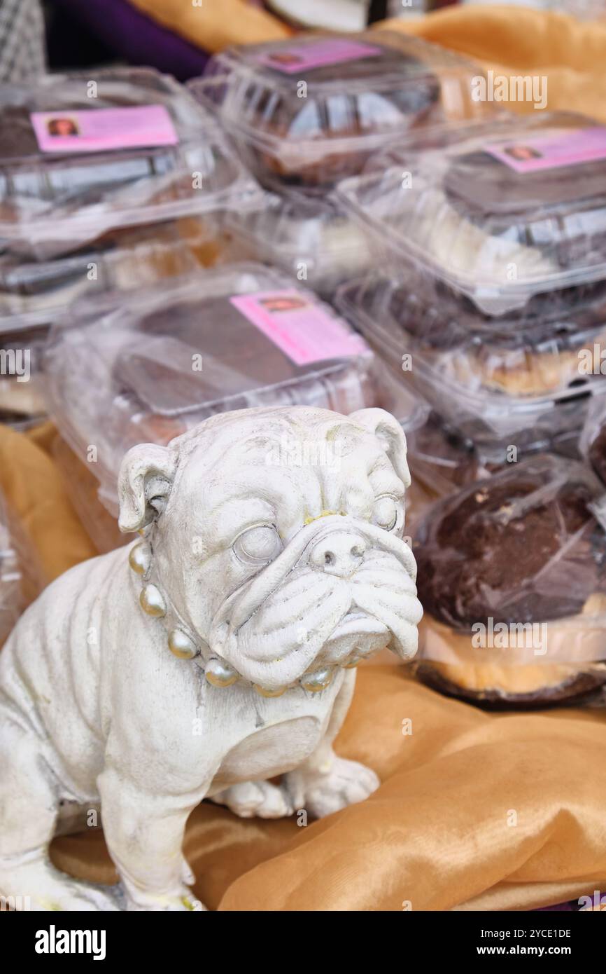 Eine Vielzahl von Torten zum Verkauf und eine kleine Bulldogge-Statue. Beim Whoopie Pie Festival in Dover-Foxcroft, Maine, New England, USA Stockfoto