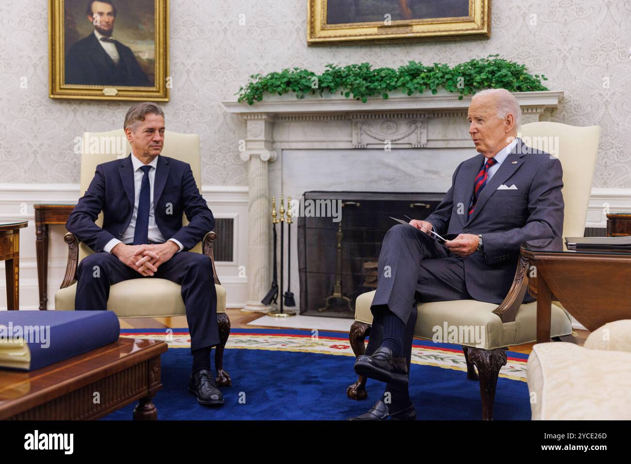 US-Präsident Joe Biden trifft sich am 22. Oktober 2024 mit Robert Golob, Premierminister Sloweniens, im Oval Office des Weißen Hauses in Washington, DC, USA. Credit: Aaron Schwartz/Pool via CNP/MediaPunch Stockfoto