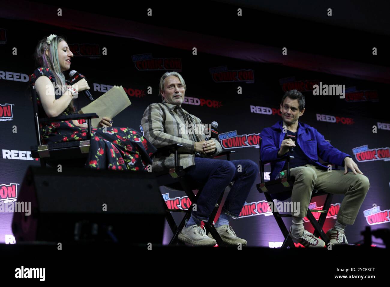 New York Comic Con 2024 - Tag 4 NEW YORK, NEW YORK - 20. OKTOBER: Mads Mikkelsen und Hugh Dancy nahmen die Bühne für eine exklusive Podiumsdiskussion auf, die Fans einen fesselnden Eintauchen in die dunkle, psychologische Welt von Hannibal bot. Die Schauspieler teilten tiefe Einblicke in die von der Kritik gefeierte Serie und reflektierten ihre intensiven Erfahrungen und die komplexen Charaktere der Serie. Ihr fesselnder Dialog ließ das Publikum begeistern, als sie die Kunstfertigkeit hinter einem der bekanntesten Fernsehdramen erforschten. Foto: Giada Papini Rampelotto/EuropaNewswire Stockfoto